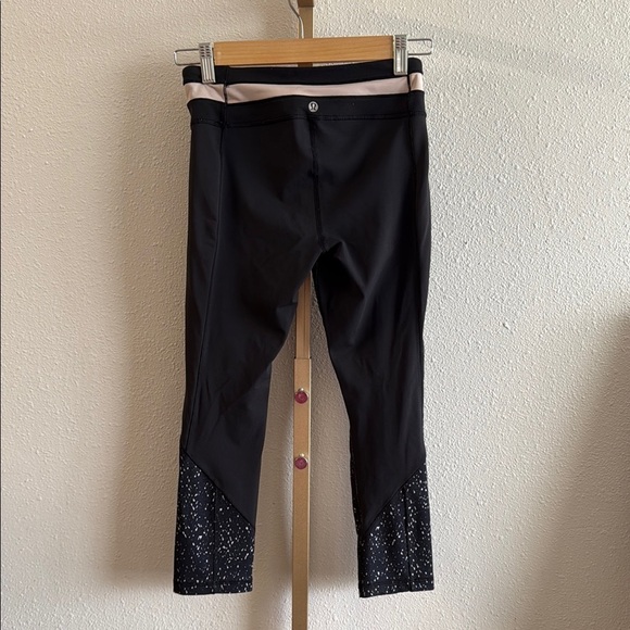 Lululemon Give Me Qi Crop - Size 4, Mink Berry/Black, leggings - Picture 6 of 10